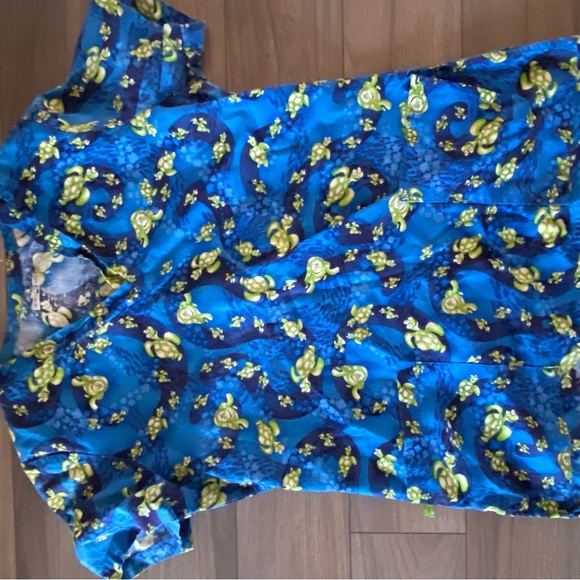 Lot of 6 scrub tops - Picture 3 of 6